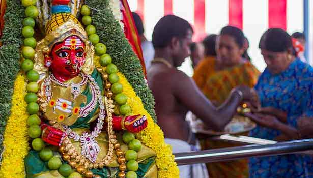 எலுமிச்சம் பழத்திற்கு ராஜகனி என்று பெயர் … எலுமிச்சம் பழத்தை காலால் மிதித்து உடைக்க கூடாது 3 temple-lemon-maalai-thinatamil