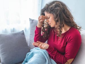 பாடாய்படுத்தும் ஒற்றைத் தலைவலி… காரணங்களும் தீர்வுகளும் Migraine: பாடாய்படுத்தும் ஒற்றைத் தலைவலி... காரணங்களும் தீர்வுகளும்